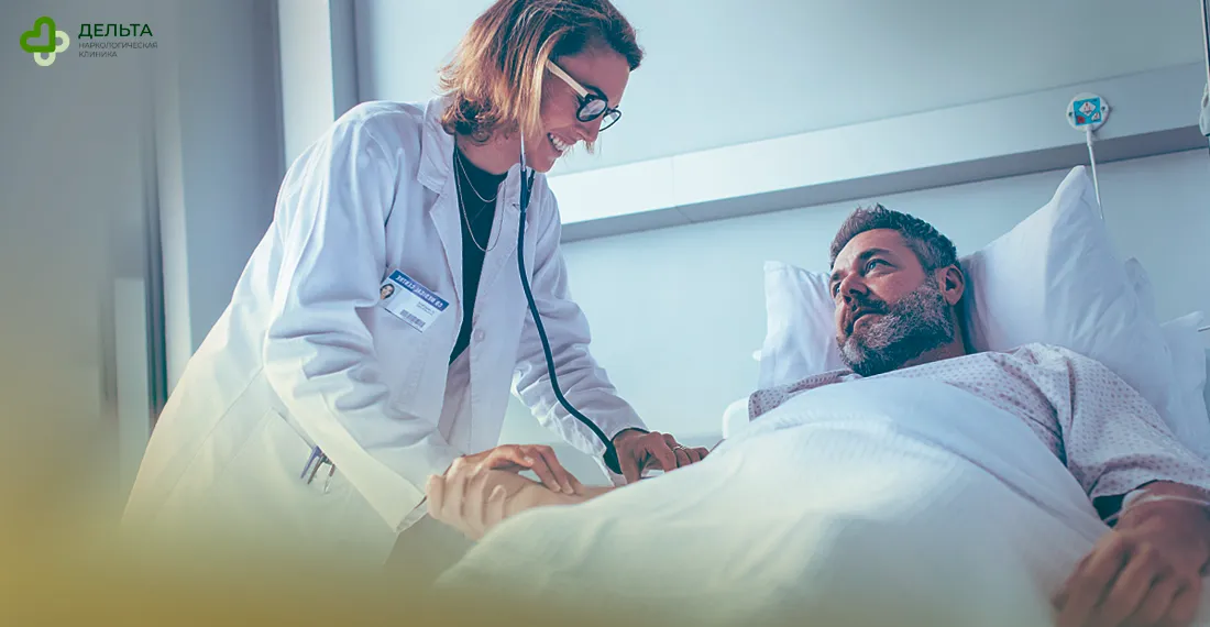 Женщина врач-меряет давление мужчине в стационаре