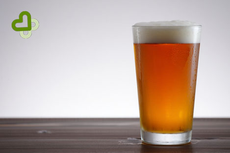 Бокал пива на столе
